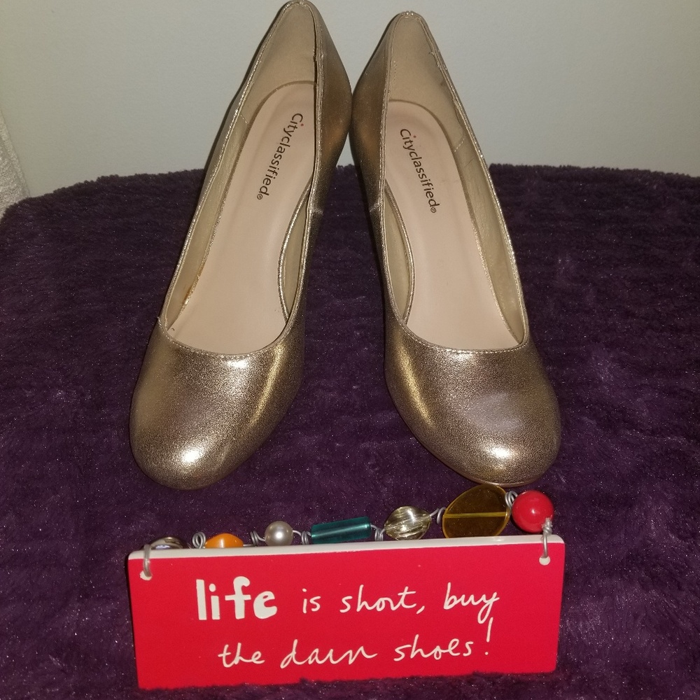 Gold Pumps